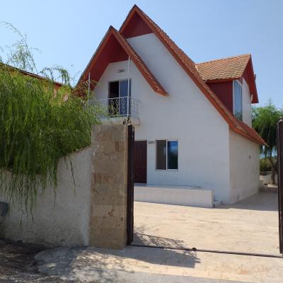 ویلا رو به دریاچه و جنگلی