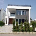 ویلا مدرن با سند تک برگ در نور