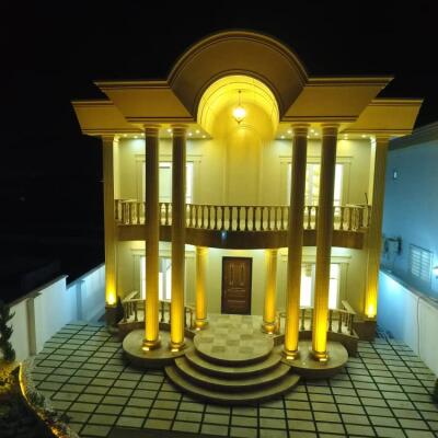 ویلا کلاسیک با دید جنگل