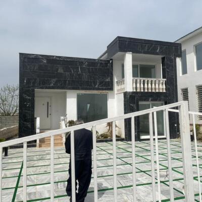 ویلا نیم پیلوت نما مدرن سفید مشکی