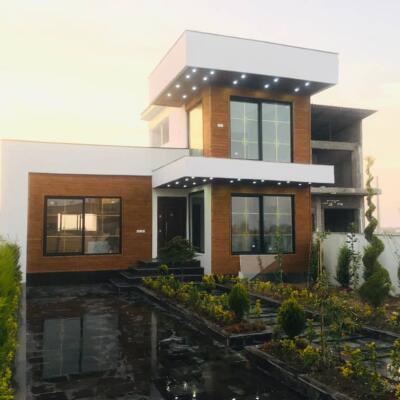 ویلا نیم پیلوت با طراحی نما مدرن