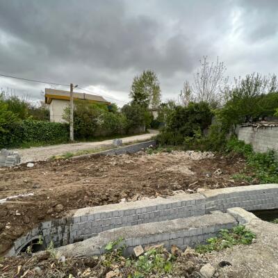 زمین داخل بافت نزدیک جاده اصلی