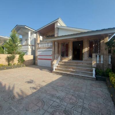 ویلا نیم پیلوت با سند تکبرگ