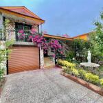 ویلا نیم پیلوت با حیاط باغی