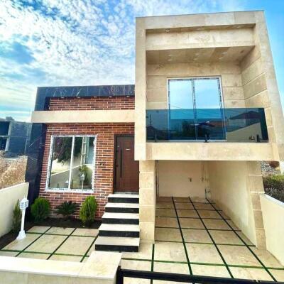 ویلا نیم پیلوت مدرن داخل بافت