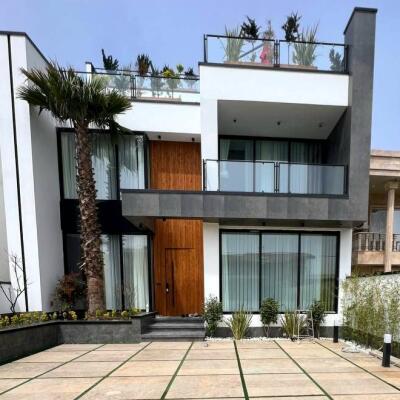 ویلا تریبلکس با استخر داخل و سالن سینما