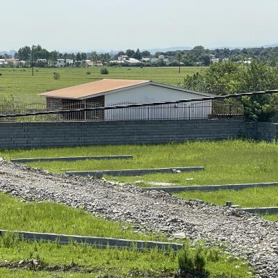 زمین خوش قواره کنار دریاچه